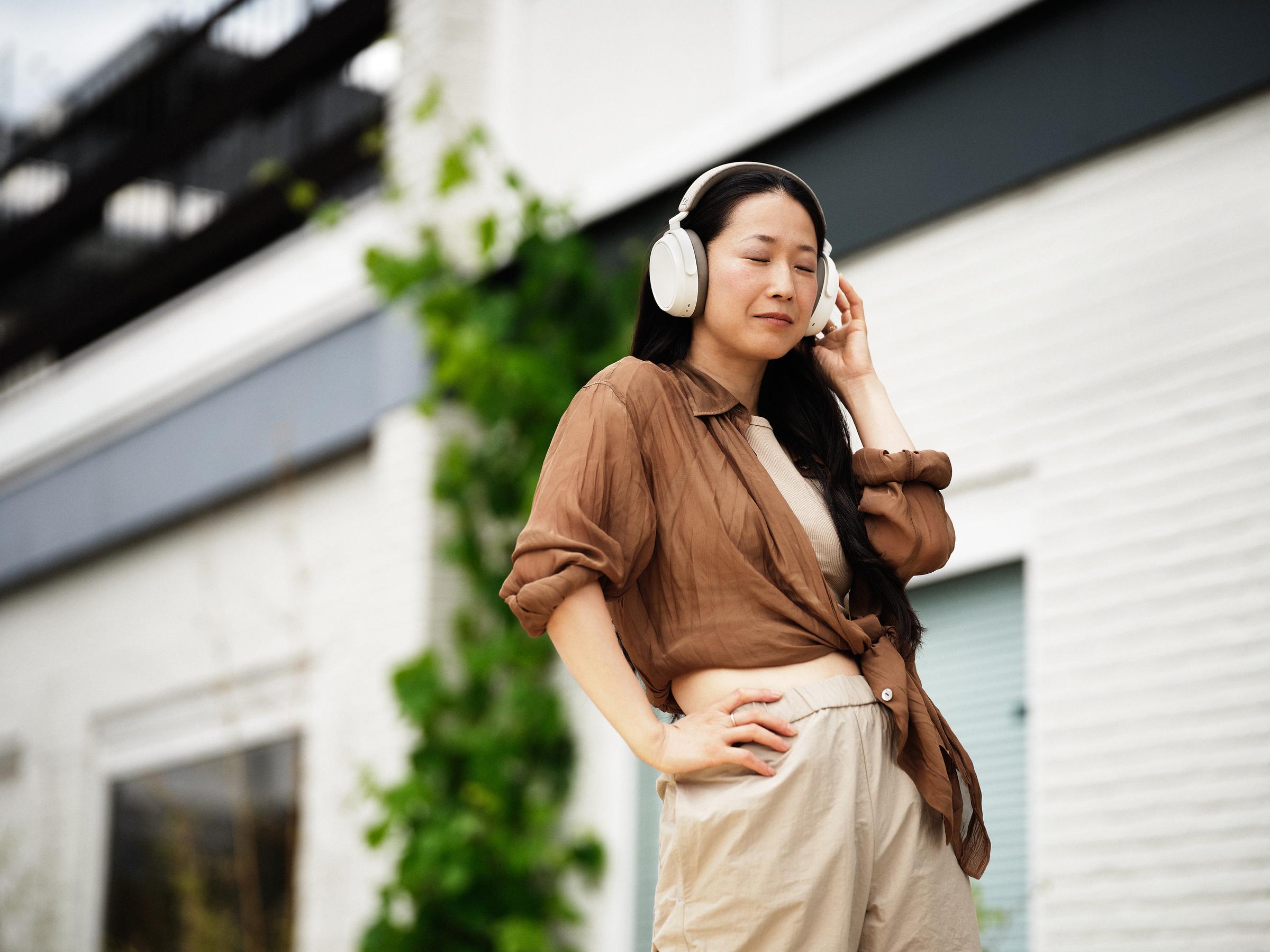 Sennheiser MOMENTUM 4 Wireless White 01