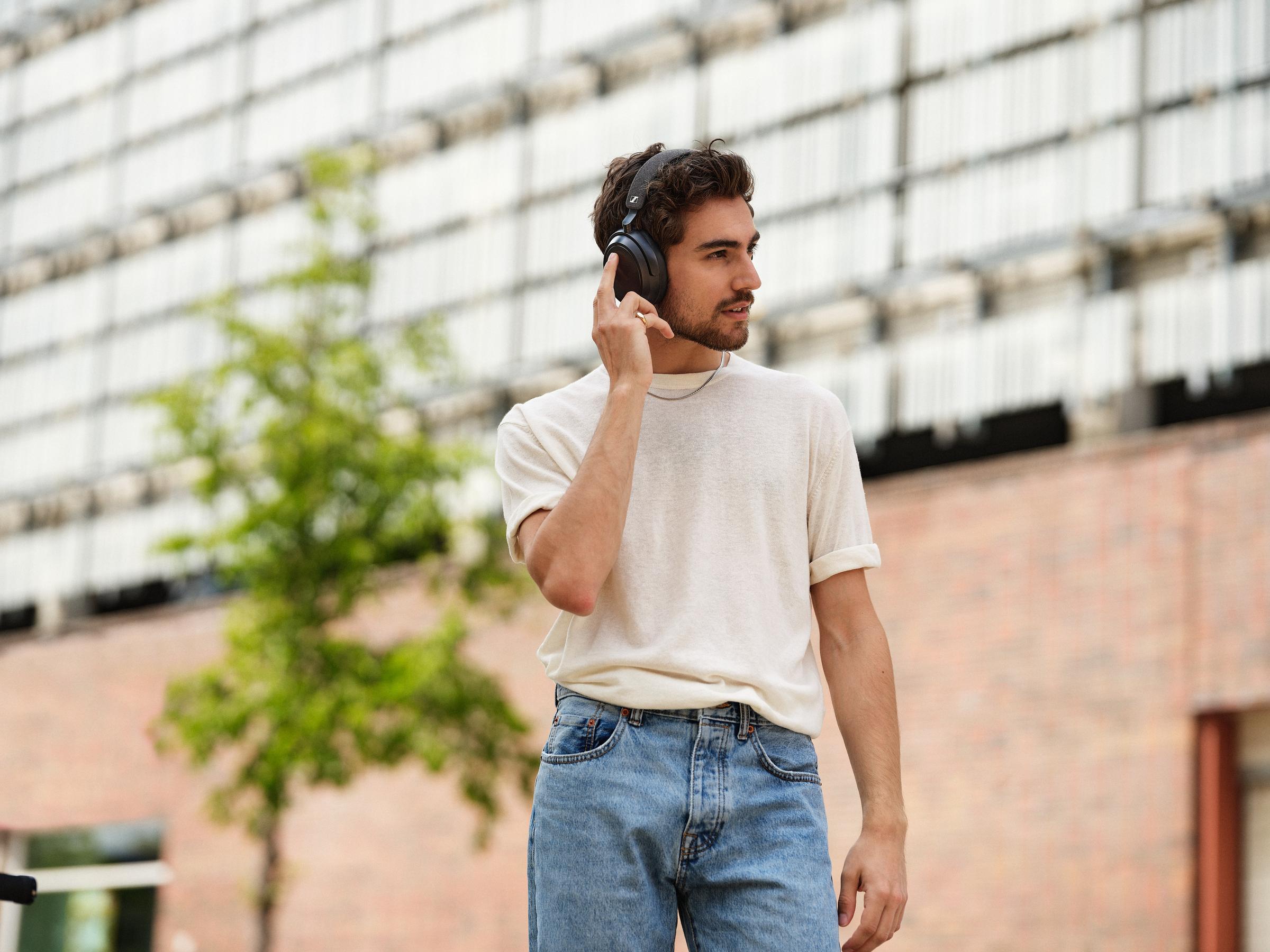 Sennheiser MOMENTUM 4 Wireless Black Lifestyle