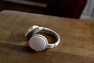 White HD 450BT Ponsel